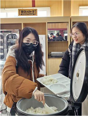 강동대학교(총장 서석해)가 동계방학 기간 동안 몽골, 베트남 어학연수생 65명에게 식사(1일 3식)를 무료로 제공키로 했다. /강동대