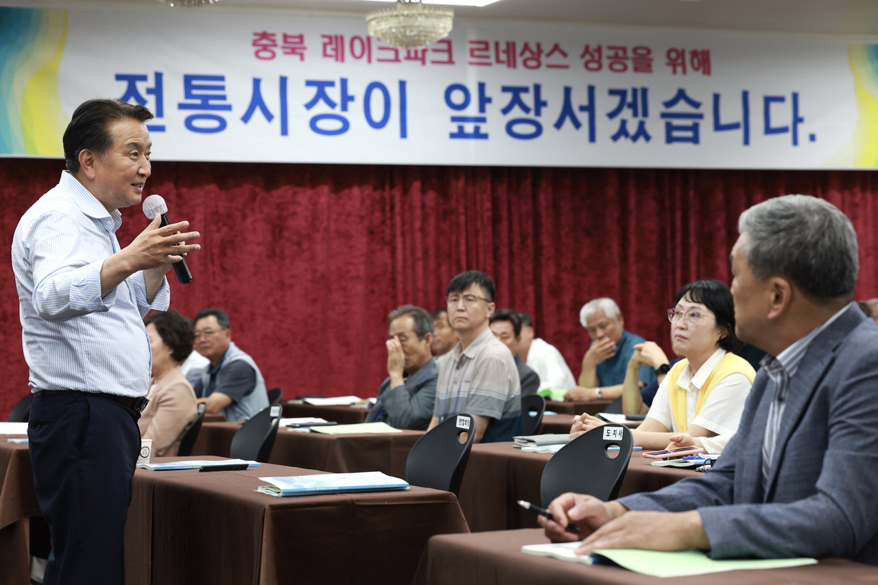 지난 11월 보은에서 열린 '2023전통시장 상인 마케팅 교육'에서 김영환 지사가 말하고 있다. / 충북도