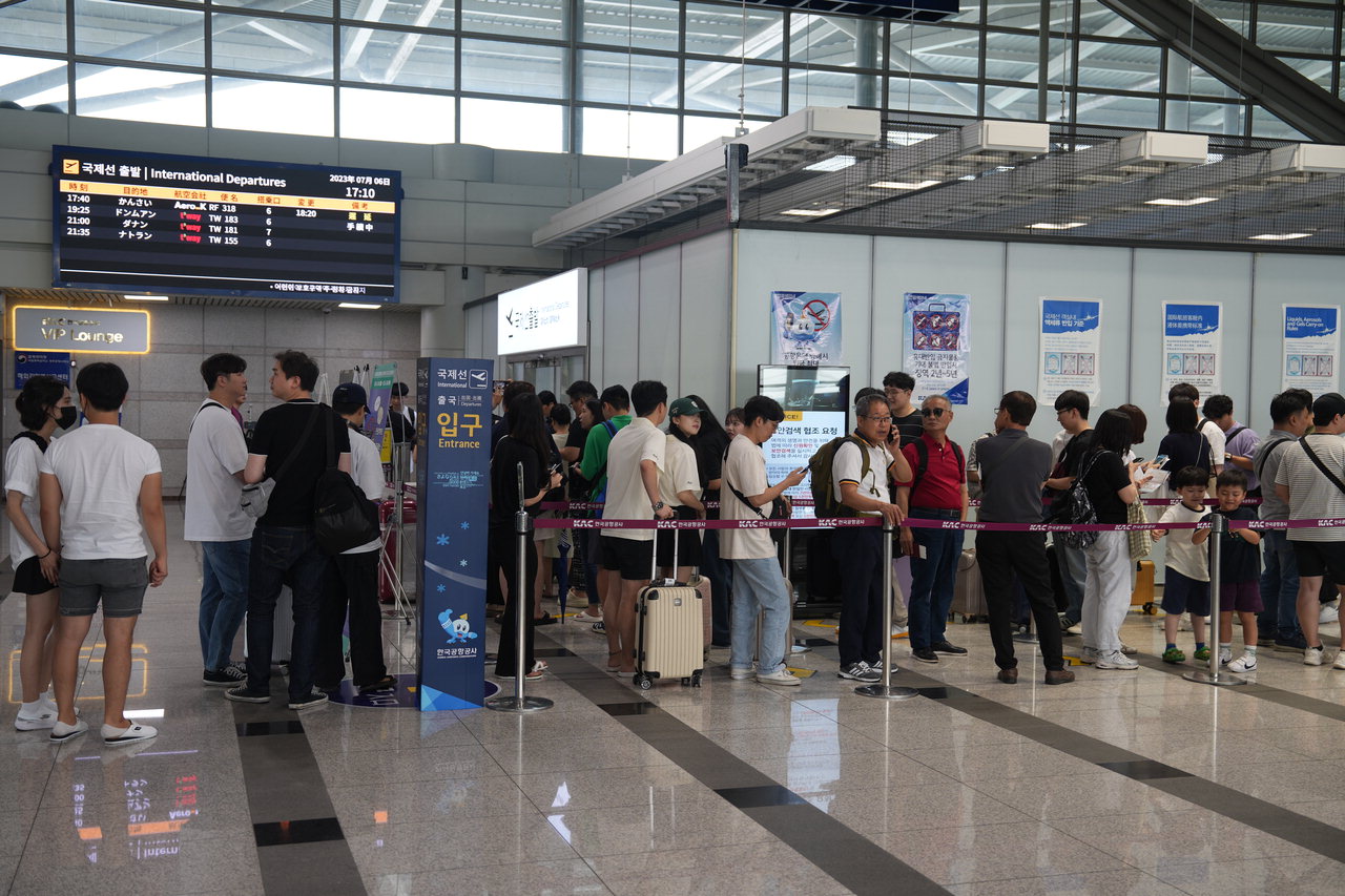 6일 청주공항 거점항공사 에어로케이항공이 청주~오사카 정기 국제선 취항식을 개최한 가운데 5시 45분편(RF318) 승객들이 탑승 수속을 위해 줄을 서고 있다. / 이성현