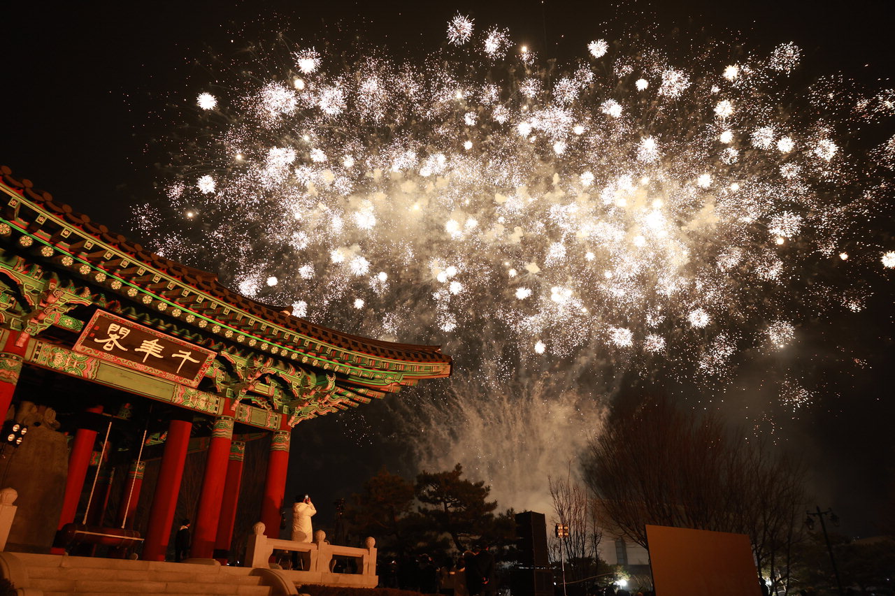 1일 청주예술의전당 천년각에서 열린 새해맞이 타종행사의 피날레로 불꽃놀이가 펼쳐지고 있다. / 충북도