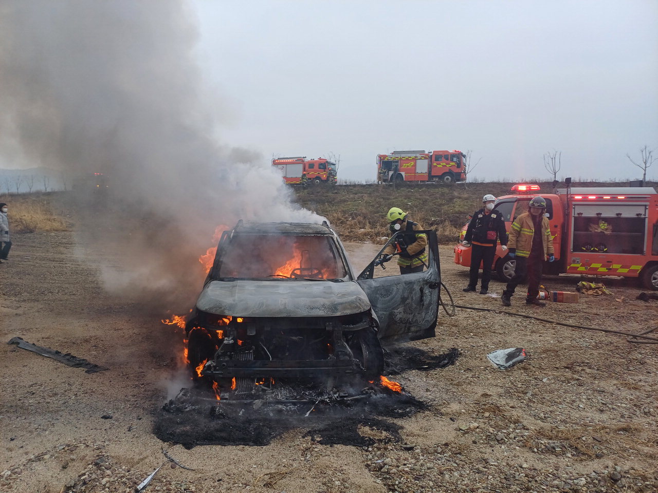 2일 오전 10시 13분께 충북 진천군 초평면 영구리의 한 하천변에 있던 차량에서 화재가 발생했다. / 진천소방서