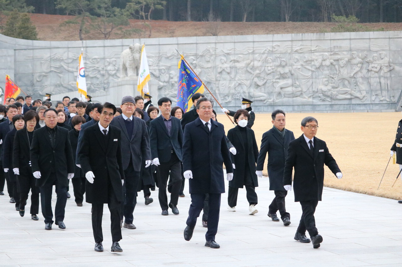 대전 정용래 유성구청장이 2일 대전 국립현충원 참배하고 있다.