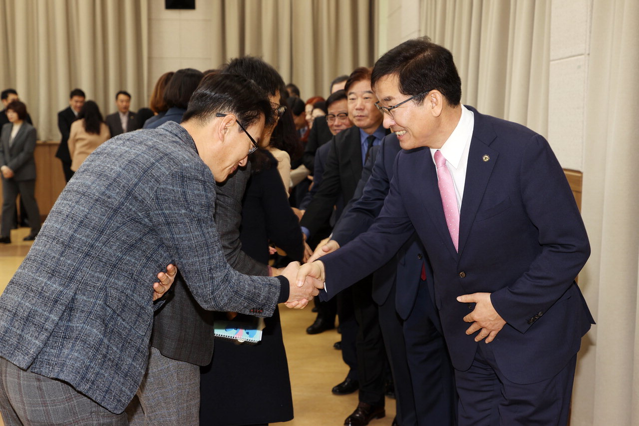 윤건영(오른쪽) 충북교육감과 교육청 직원들이 악수하며 새해 인사를 나누고 있다.