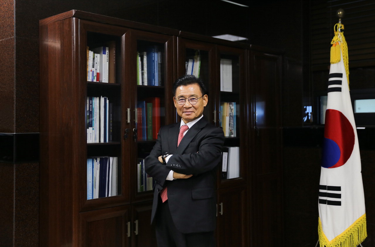 황윤원 중원대학교 총장이 2023년에 이어 '2024년 충북지역총장협의회' 회장으로 연임됐다.
