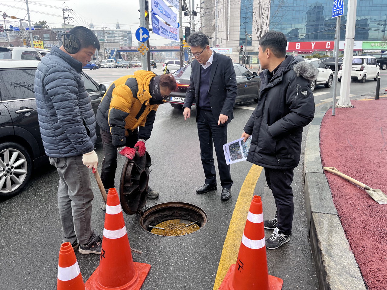 청주시 서원구는 9일 맨홀 추락방지시설 57개소 설치 현장을 점검했다./청주시 제공