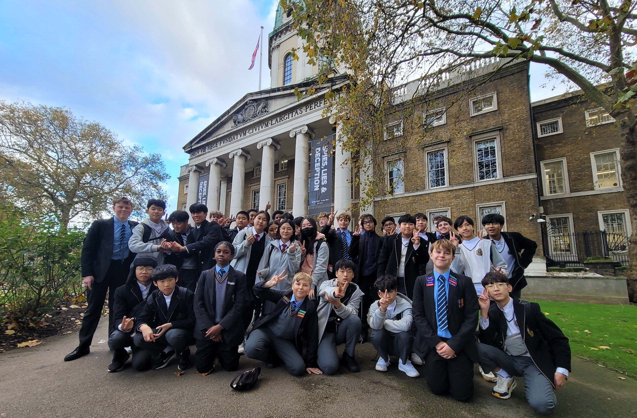 국제교류에 참여한 학생들이 영국을 방문해 교류활동을 하고 있는 모습. /충남교육청