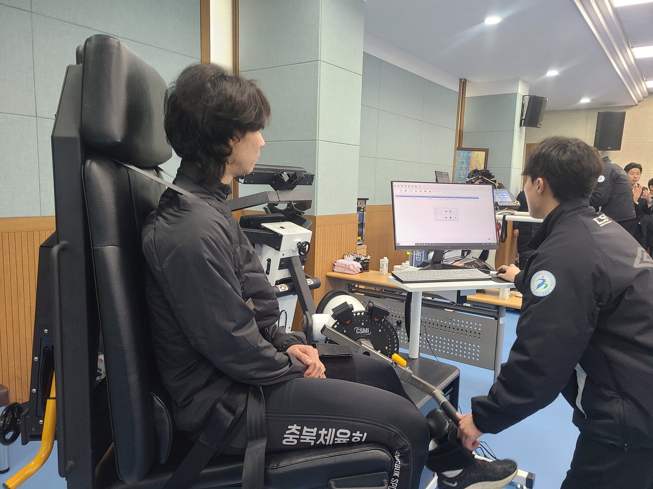 10일 임시 개소한 충북스포츠과학센터에서 개인별 체력 분석을 통한 맞춤형 훈련 프로그램이 이뤄지고 있다. /이성현
