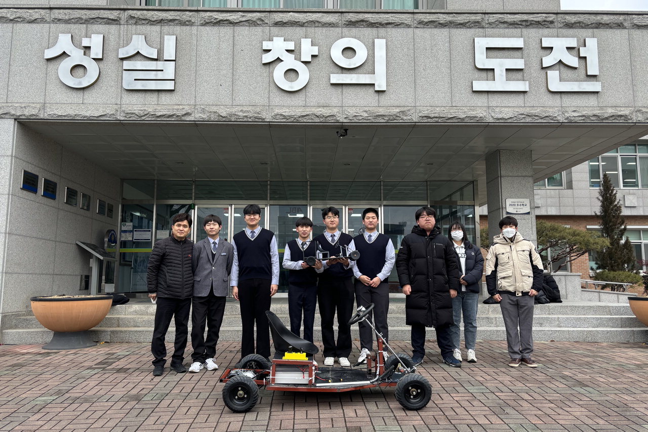 청주공고 학생 6명과 교사 3명이 중소기업진흥공단의 '심화 1팀 1기업 프로젝트'의 일환으로 전기자동차를 완성했다.