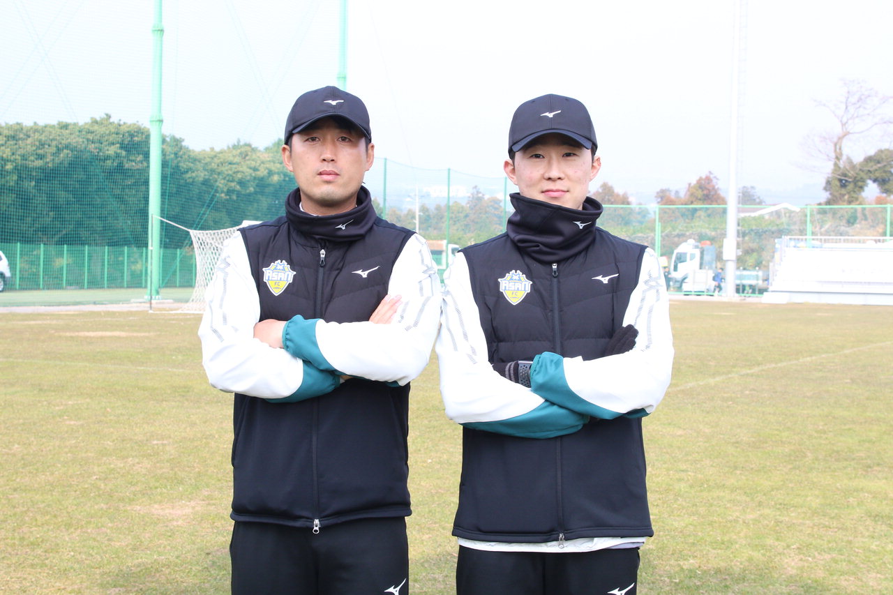 충남아산프로축구단이 영입한  신용재(좌측) 피지컬코치와 김정현 전력분석관