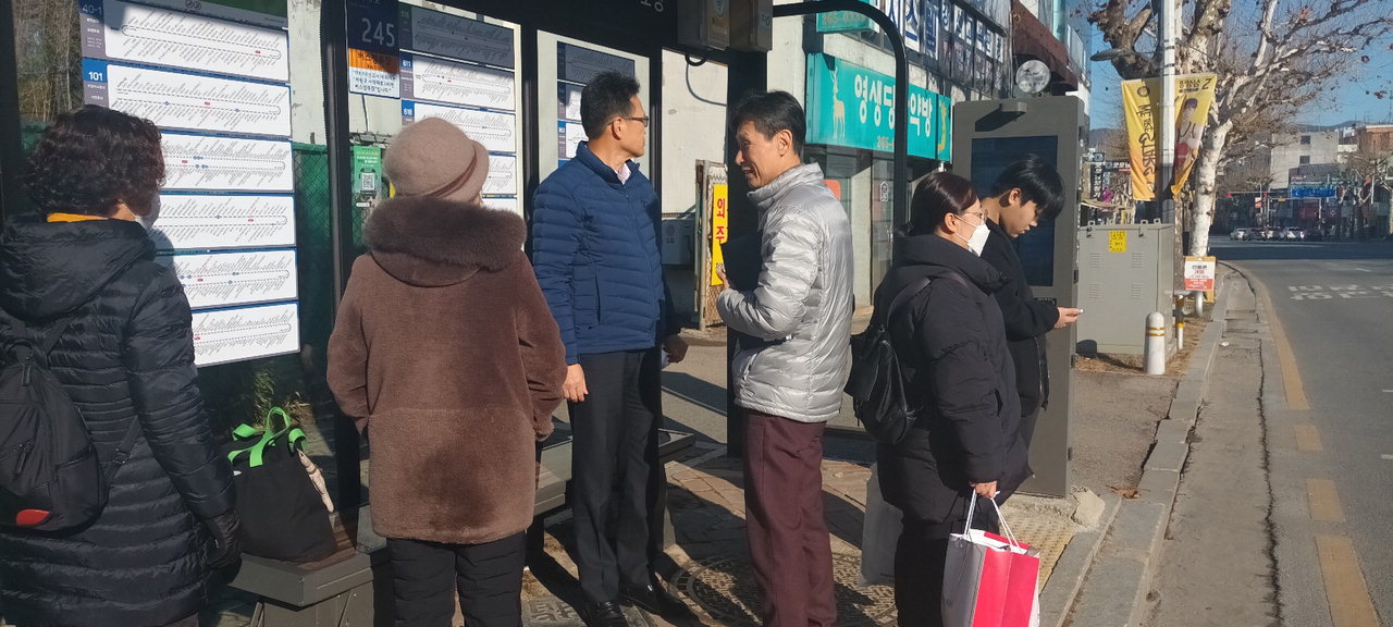 김응오 서원구청장을 비롯한 관계자들이 시내버스 한파 저감시설을 점검하고 있다. /청주시