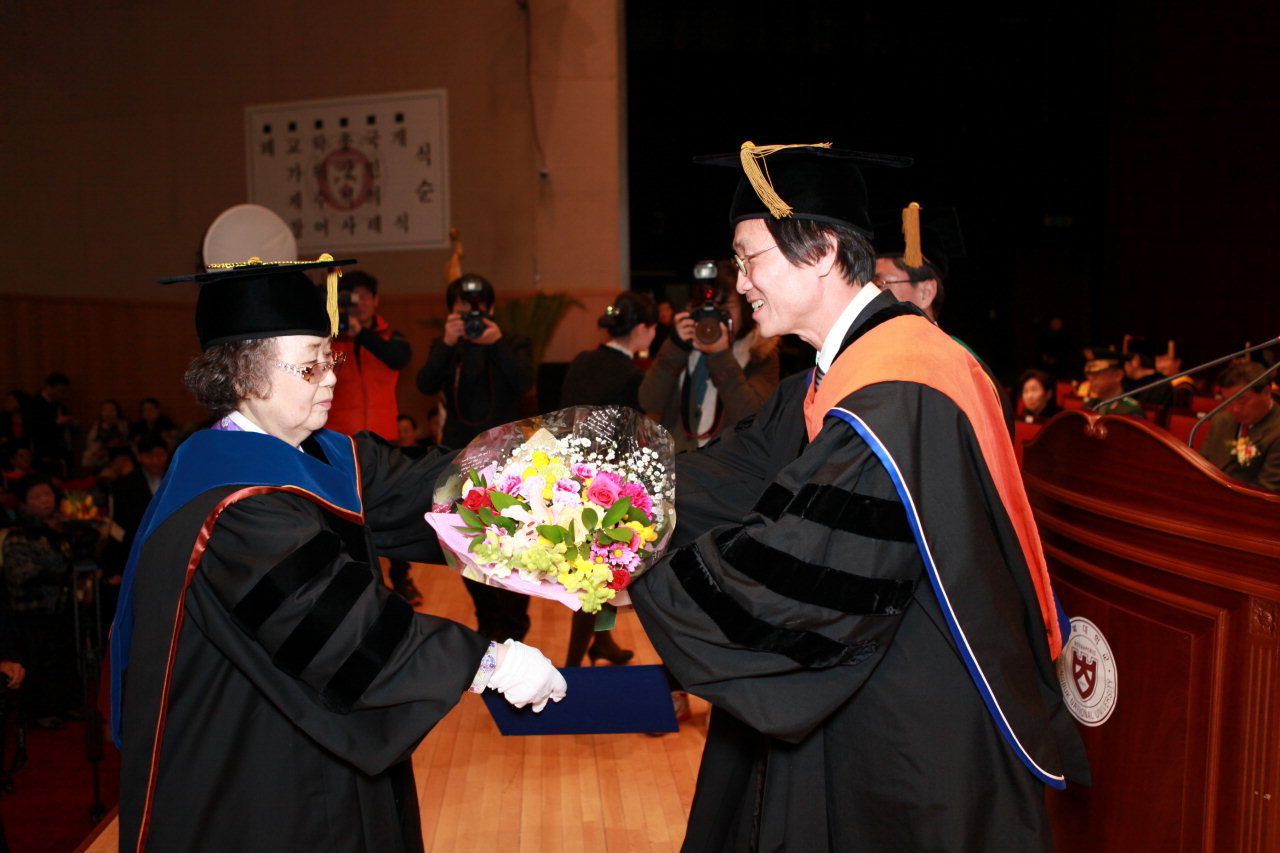 2011학년도 전기 학위수여식에서 故 신언임 여사가 충북대 명예 행정학박사 학위를 받았다.