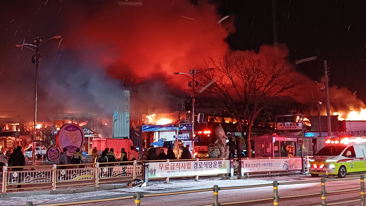 22일 밤 11시 충남 서천군 서천읍 서천특화시장에서 발생한 화재. 이 사고로 상가 227개 점포가 전소됐다.