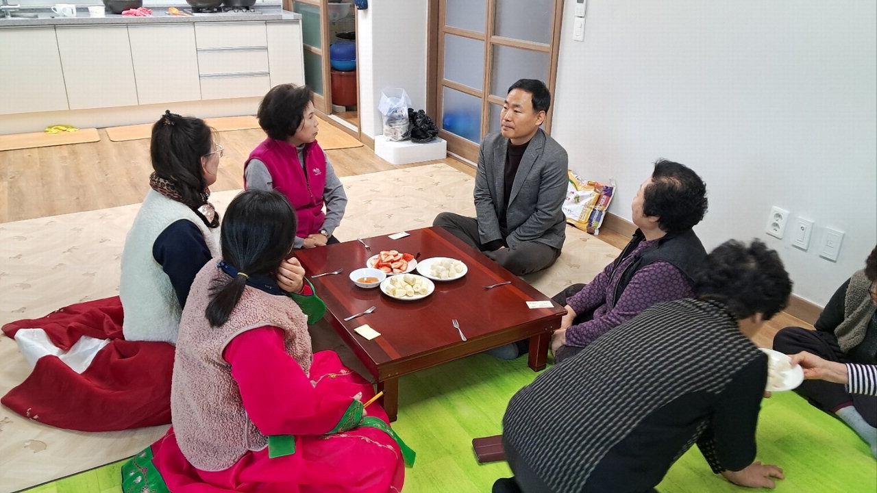 '새해맞이 경로당 순회' 방문 사진. /신관동