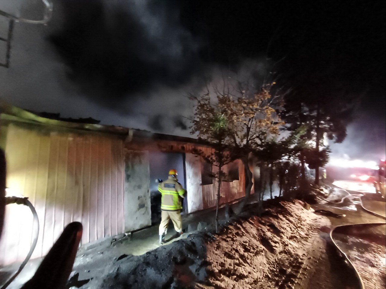 24일 오전 1시 24분께 충북 괴산군 청천면 청천리의 한 아스콘 공장에서 화재가 발생했다. /괴산소방서
