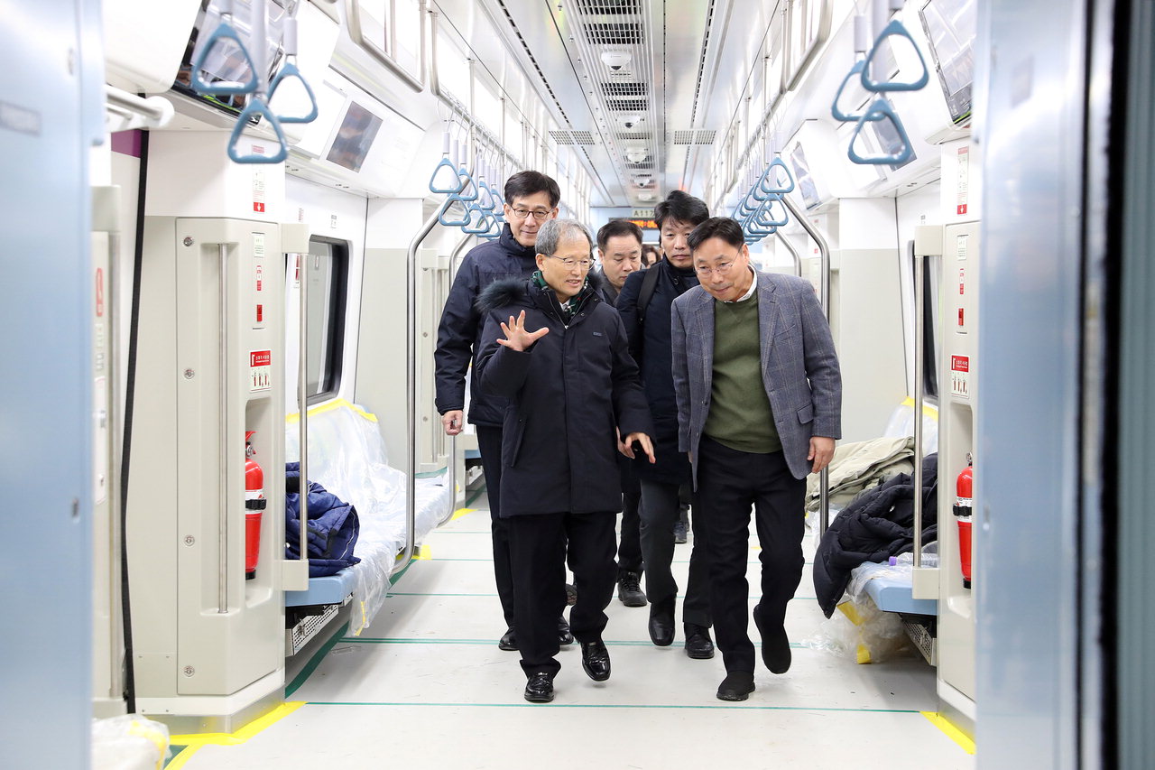 김한영 국가철도공단 이사장이 23일 GTX-A 수서~동탄 개통현장을 점검하고 있다. /국가철도공단