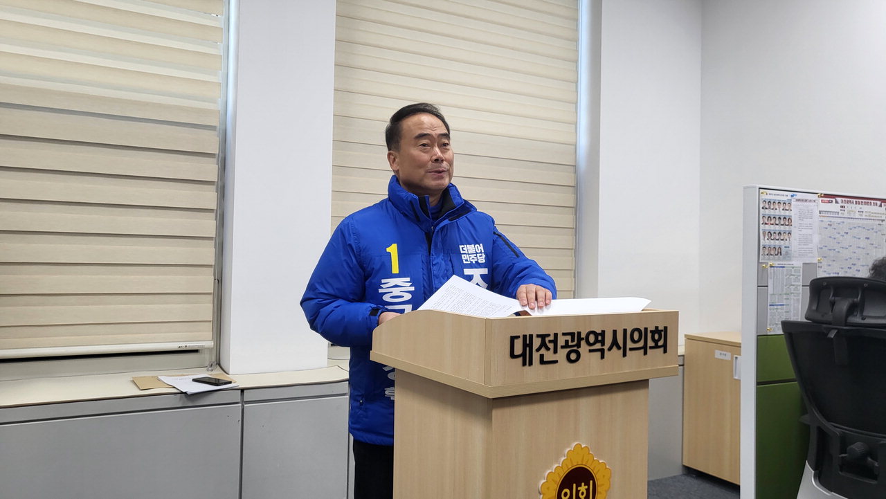 조성칠 예비후보가 24일 대전시의회 기자실을 찾아 출마기자회견을 진행하고 있다. /황인제