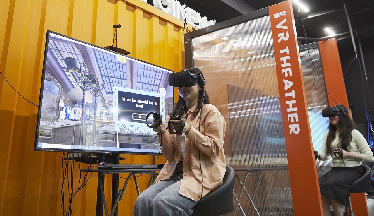 교내 VR 스튜디오에서 VR기기를 활용한 VR&AR 콘텐츠의 이해 수업을 듣고 있는 모습.