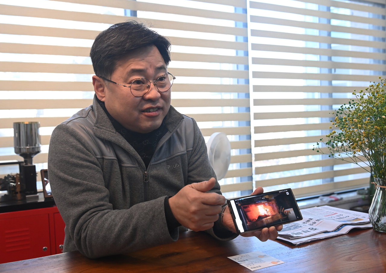 박정식 네오아트센터 대표가 25일 청주시 상당구 수동 네오아트센터에서 화목난로에 대해 설명하고 있다. /윤재원
