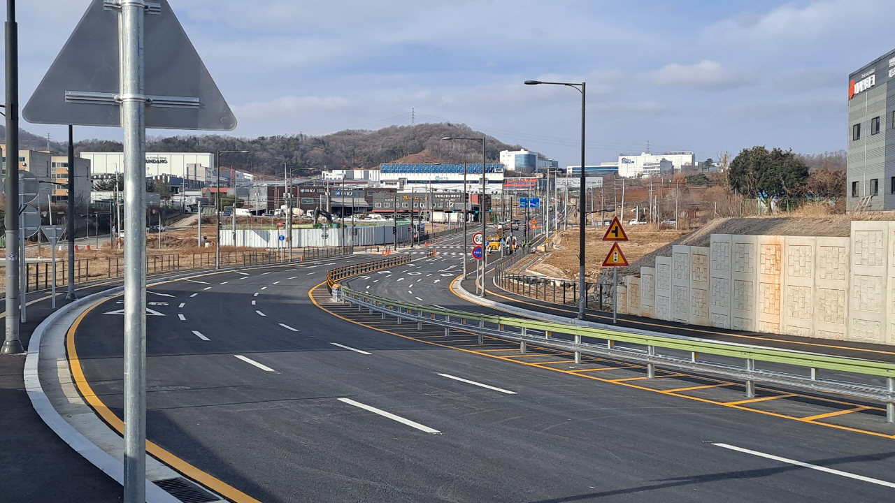 천안 공단3교차로에서 바라본 아산스마트밸리 일반산업단지 진입도로 전경.