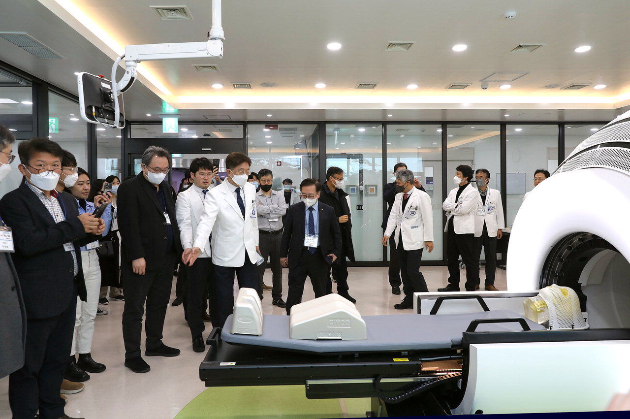 지난 26일 단국대병원이 도입한 방사선 뇌수술장비 ZAP-X 도입기념 심포지엄 행사에서 참석자들이 장비를 둘러보고 있다. /단국대병원