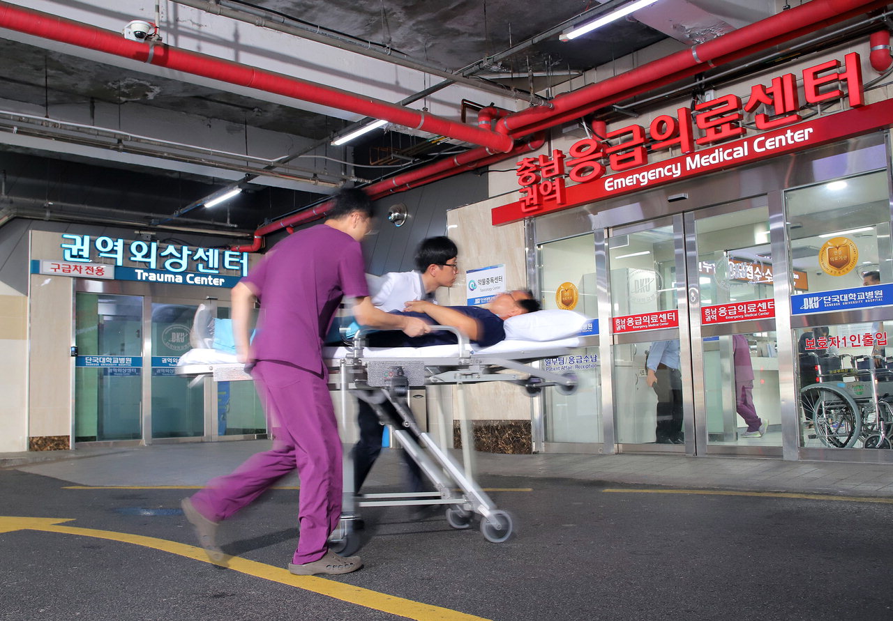 권역응급의료센터 환자이송 모습. /단국대병원