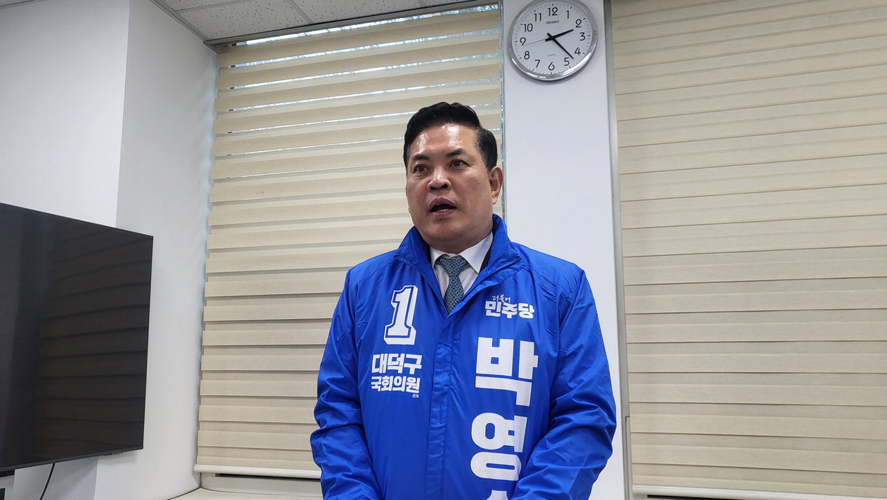 박영순 국회의원이 5일 대전시의회 기자실을 찾아 기자회견을 진행하고 있다. /황인제