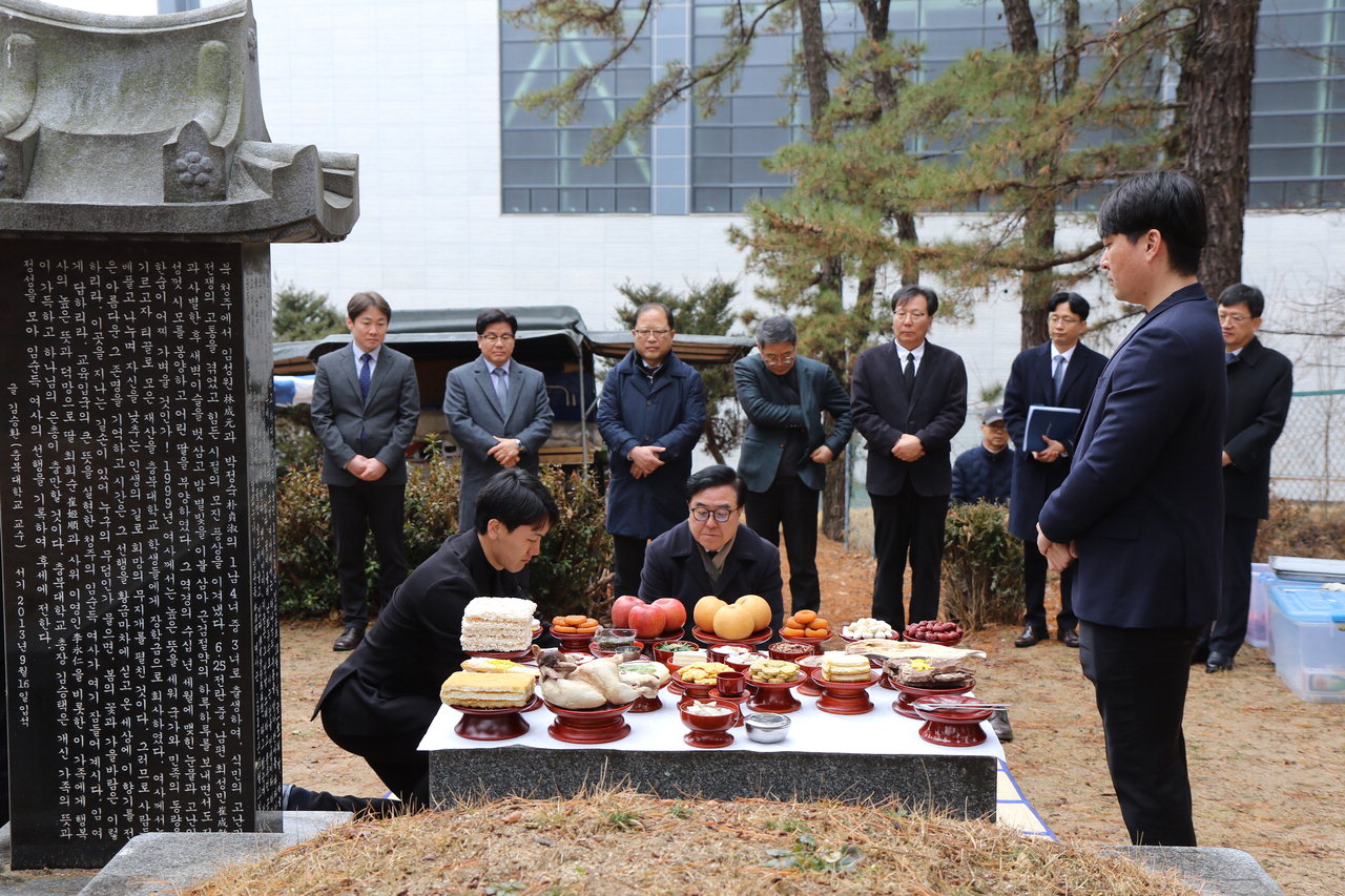고창섭 충북대 총장을 비롯한 학교 관계자들이 6일 교육독지가들의 묘소를 찾아 차례를 지내고 있다.