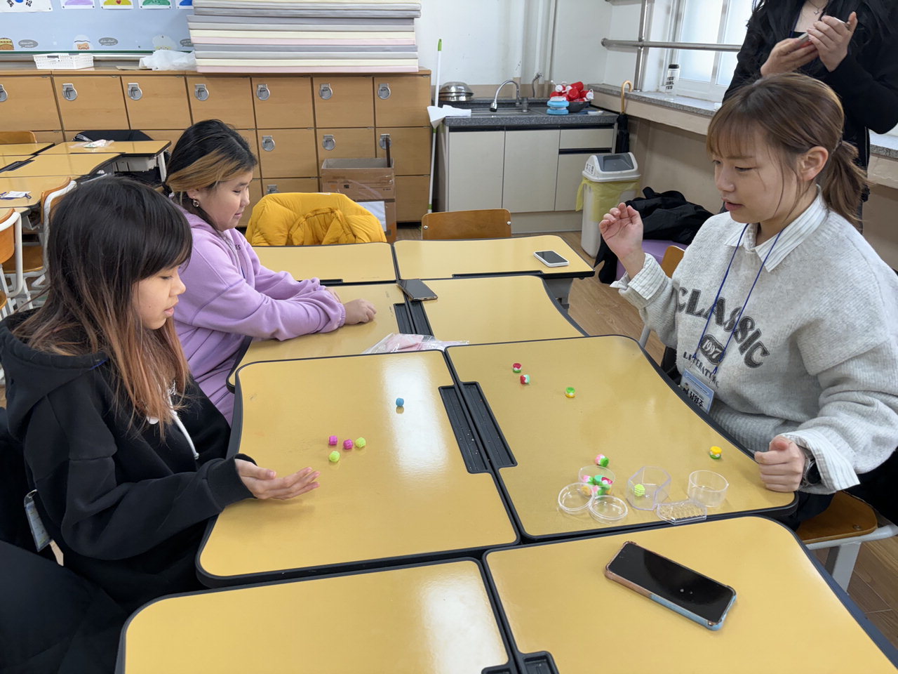 봉명초 다문화 학생들이 명절에 즐기는 전통놀이인 공기놀이를 통해 한국 명절에 대해 배우고 있다.
