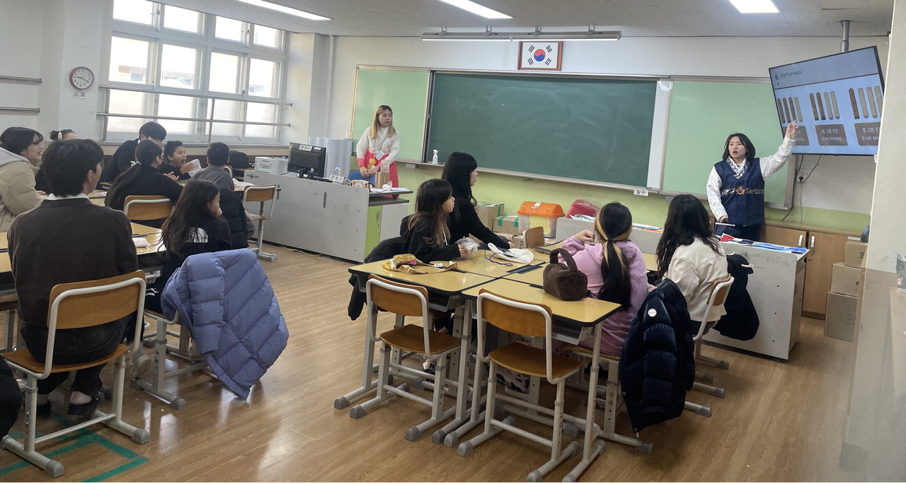 봉명초 다문화 학생들이 설날의 의미와 세배, 전통놀이를 통해 한국 명절에 대해 배우고 있다.