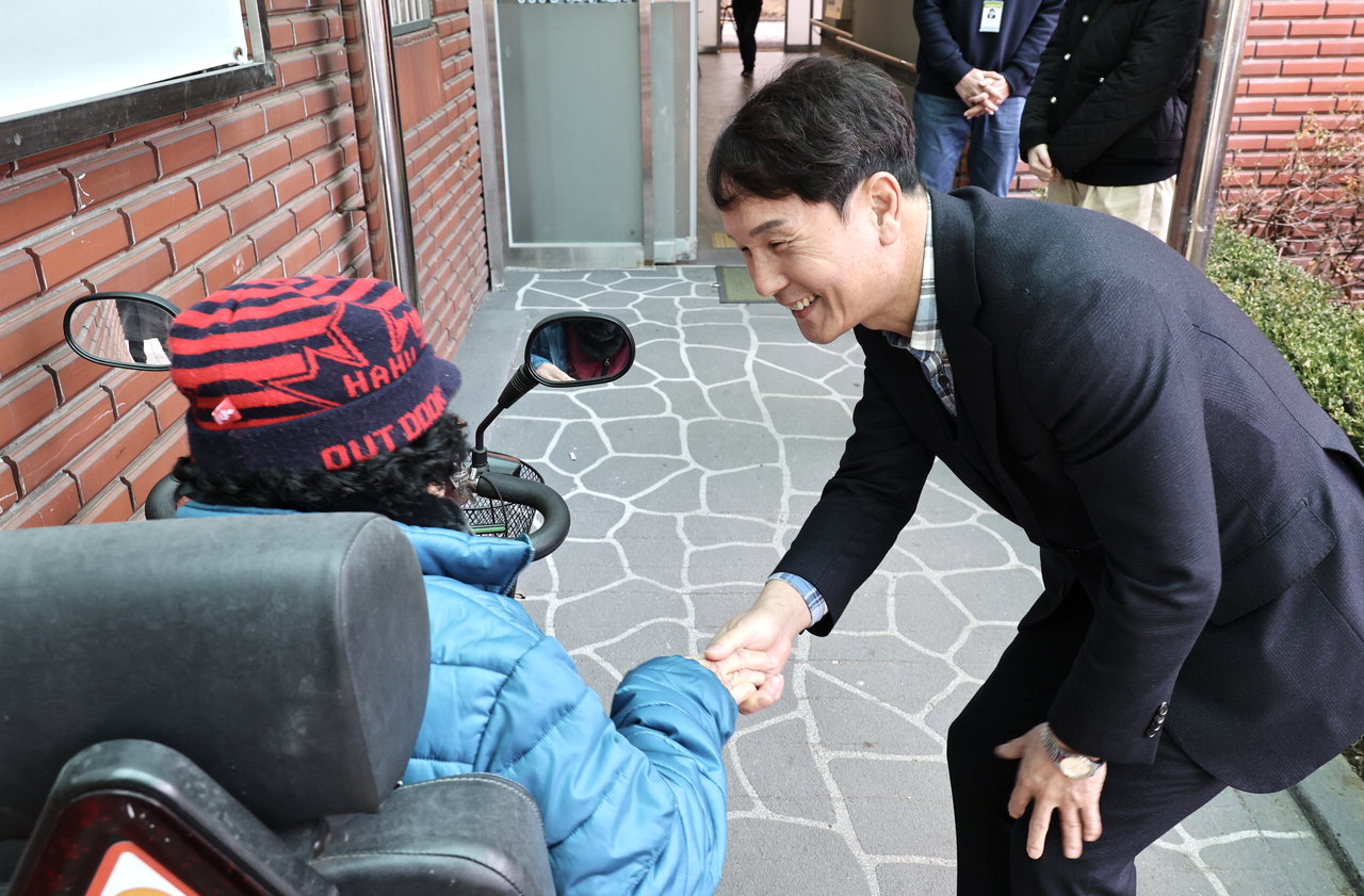 이상래 대전시의장이 7일 생명종합사회복지관을 방문하고 있다. / 대전시의회