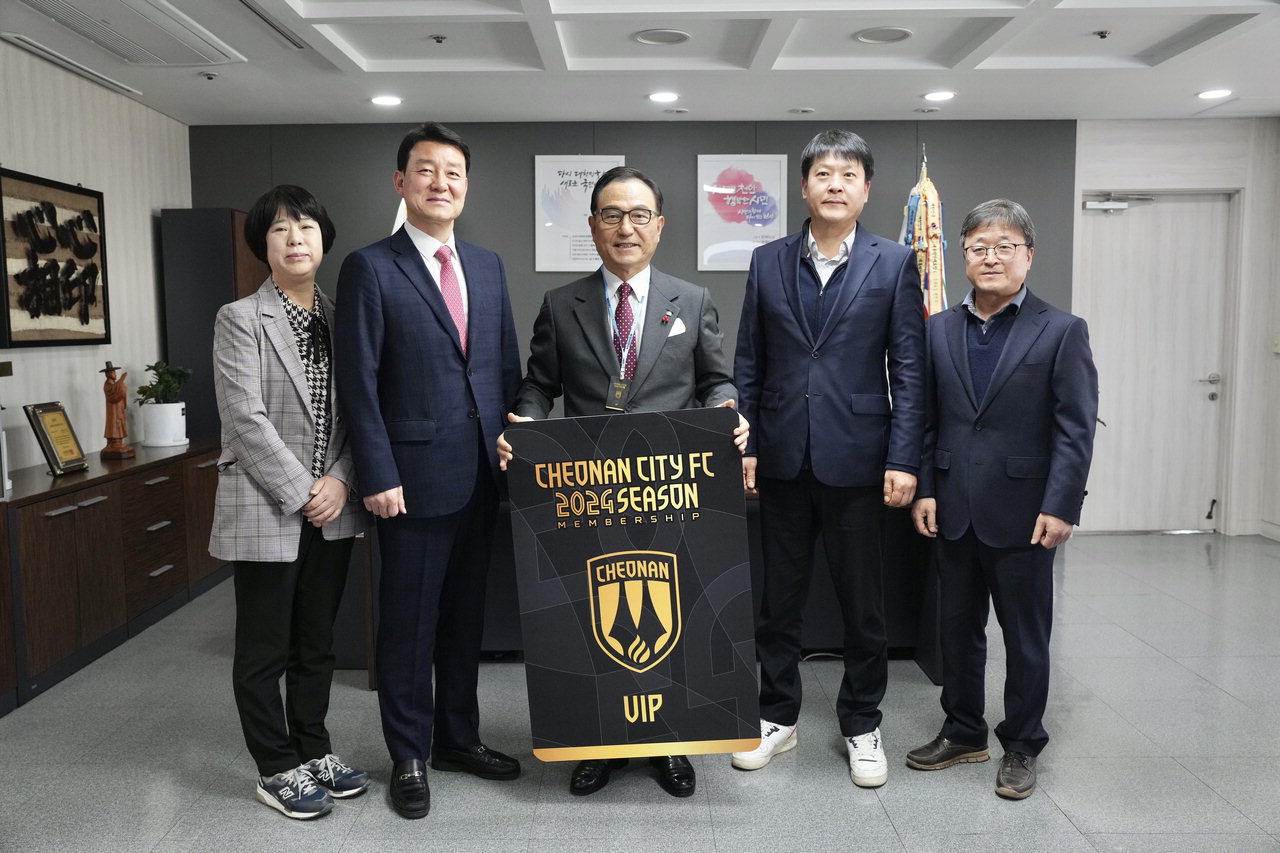박상돈 천안시장이 8일 시민 프로축구단인 천안시티FC 지원을 위해 2024시즌 K리그2 시즌권 구매 릴레이에 1호 구매자로 동참했다.