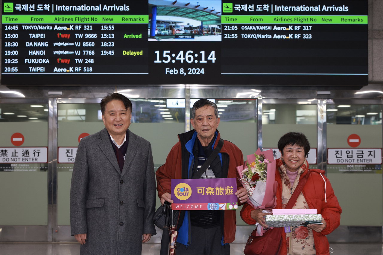 8일 청주공항을 통해 5년만에 대만 단체관광객 189명이 입국한 가운데 김영환 지사가 첫 입국객에게 환영꽃다발과 기념품을 전달하며 기념행사를 하고 있다. / 충북도