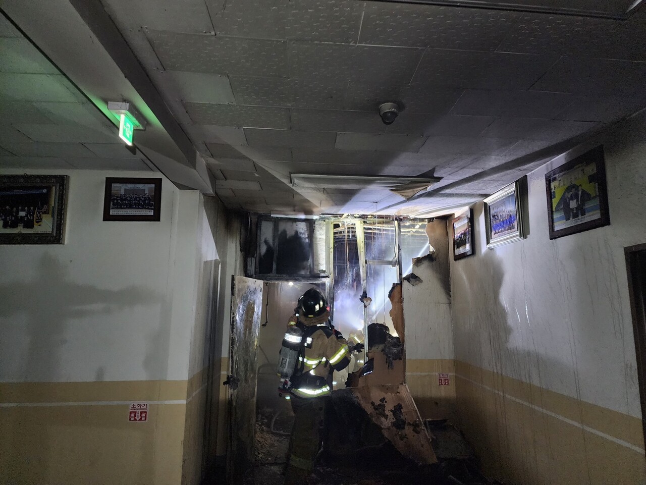9일 오전 4시 5분께 충북 영동군 영동읍 유원대학교 2층 남자 기숙사 건물에서 화재가 발생했다. / 영동소방서