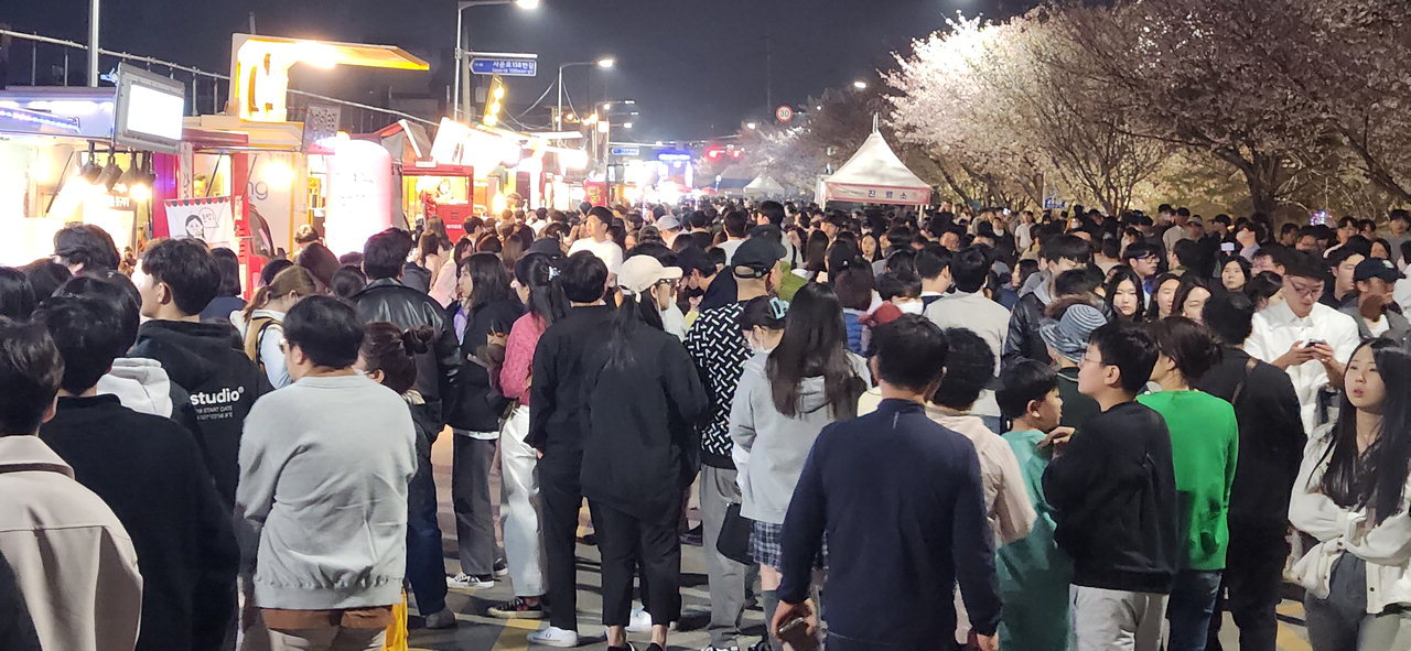 지난해 열린 '벚꽃과 함께하는 청주 푸드트럭 축제' 관련 자료 사진. /중부매일DB