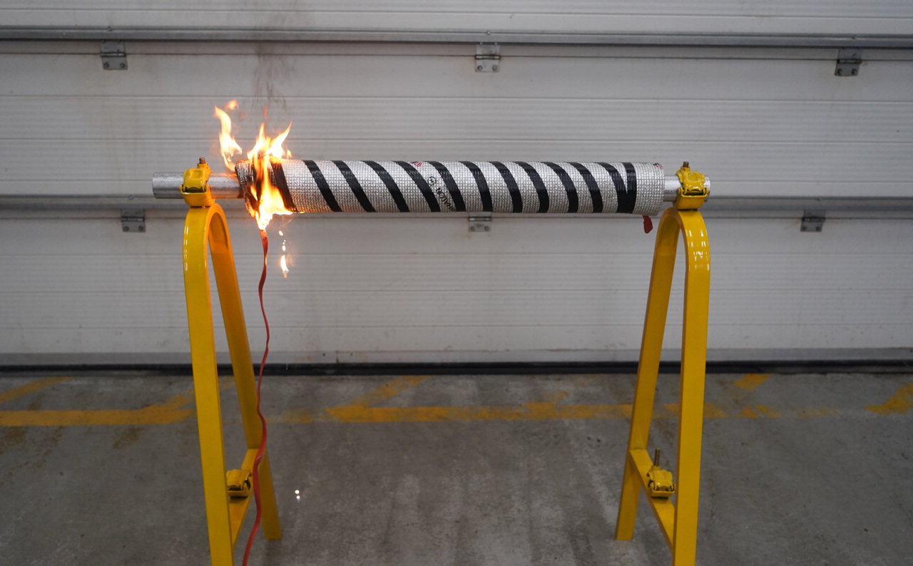 조치원소방서는 지난 1일 열선화재 위험성 연구를 위한 실험을 했다. 실험에서 보온재에 불이 붙는 모습. /세종소방본부