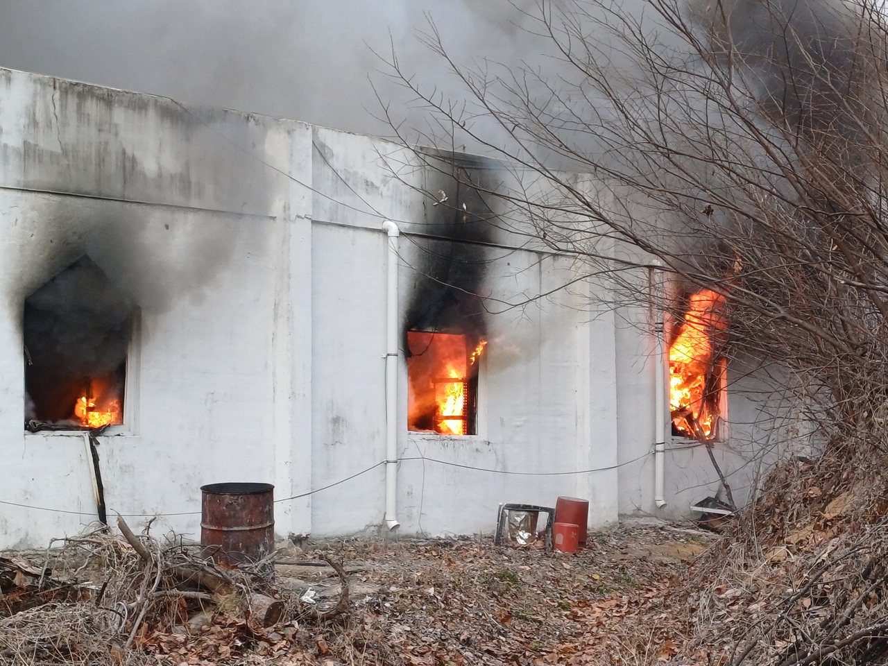 14일 오전 8시 23분께 진천군 진천읍 석정리의 한 중고 가전제품 창고에서 불이 났다. /진천소방서