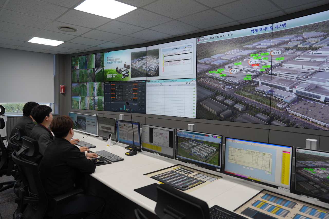 LG엔솔 소방방재실 직원들이 CCTV를 통해 안전 위험 사각지대를 확인하고 있다. / 이재규
