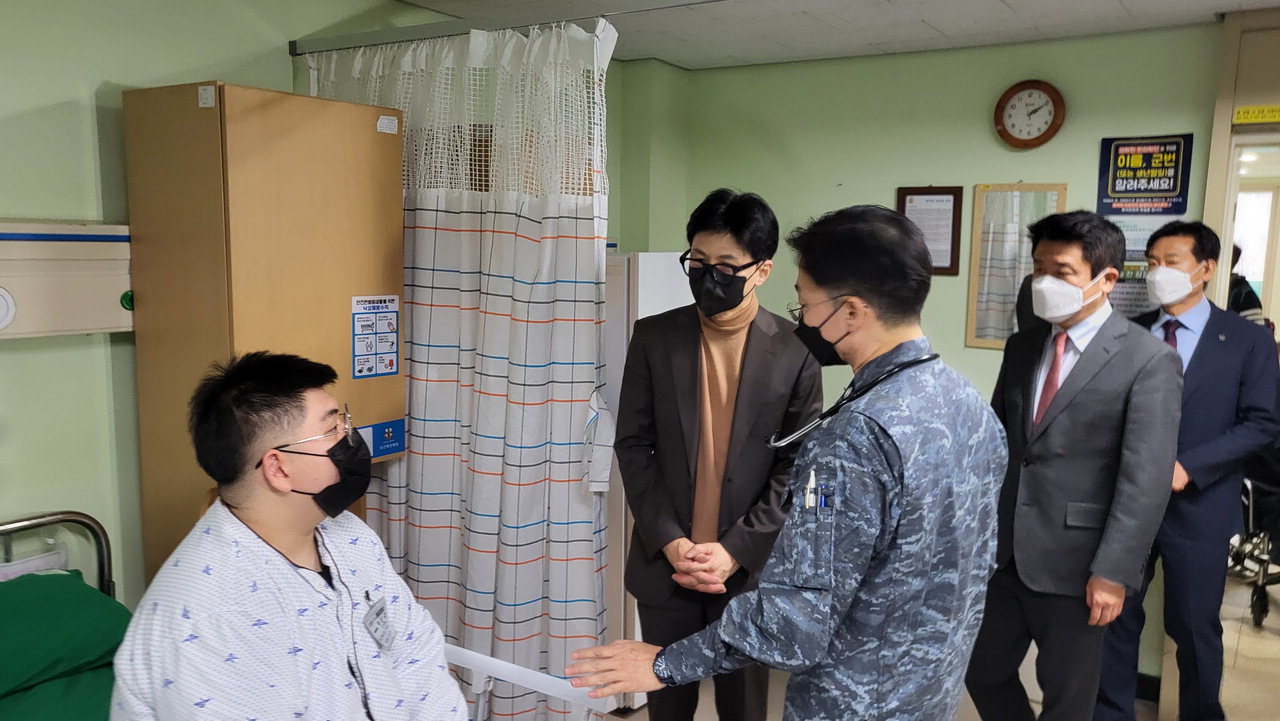 국민의힘 한동훈 비상대책위원장이 15일 국군대전병원을 방문해 장병들을 위문하고 있다. /황인제
