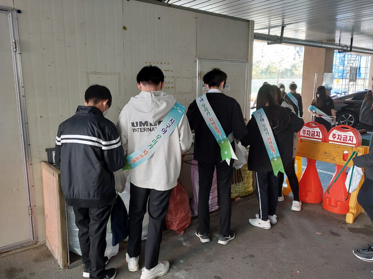 산남중 학생회 봉사부는 쓰줍깅을 실시해 교내외 쓰레기를 줍는 행사를 진행했다. 행사 진행 중 쓰레기봉투는 생분해성 봉투를 사용했다.