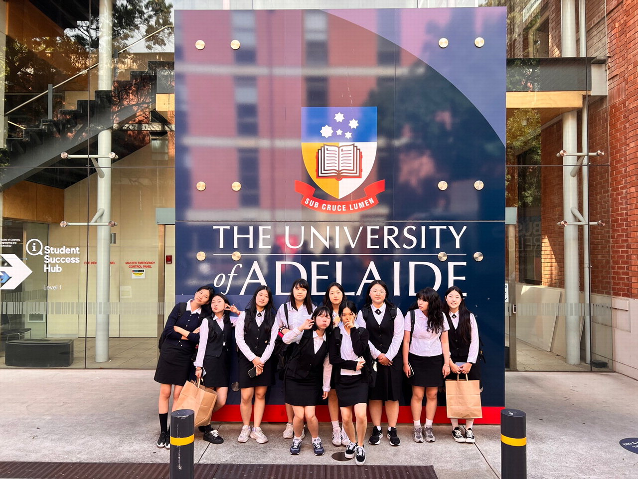 청주중앙여고 학생들이 글로벌 리더 양성 체험학습에 참여해 애들레이드 대학교를 방문해 기념촬영 하고 있다.