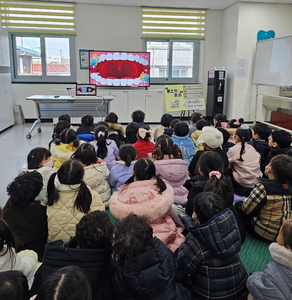 천안시서북구보건소 성정건강생활지원센터가 지난해  ‘꿈나무 구강건강 체험’ 프로그램을 실시했다./천안시
