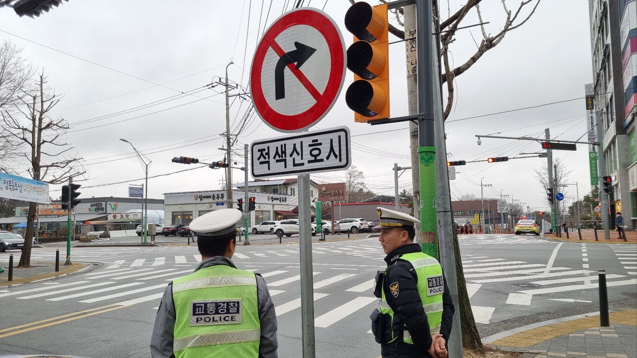 청주청원경찰서는 오는 26일, 청원구 사천초등학교 앞 사거리에 우회전 신호등을 설치한다고 20일 밝혔다. / 청주청원경찰서