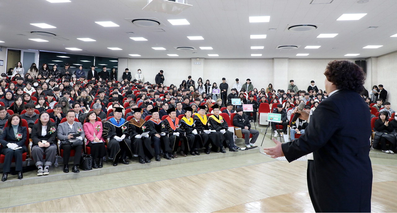 충북보건과학대는 21일 합동강의실에서 2024학년도 신입생 입학식 및 오리엔테이션을 개최하고 축하공연을 관람했다.