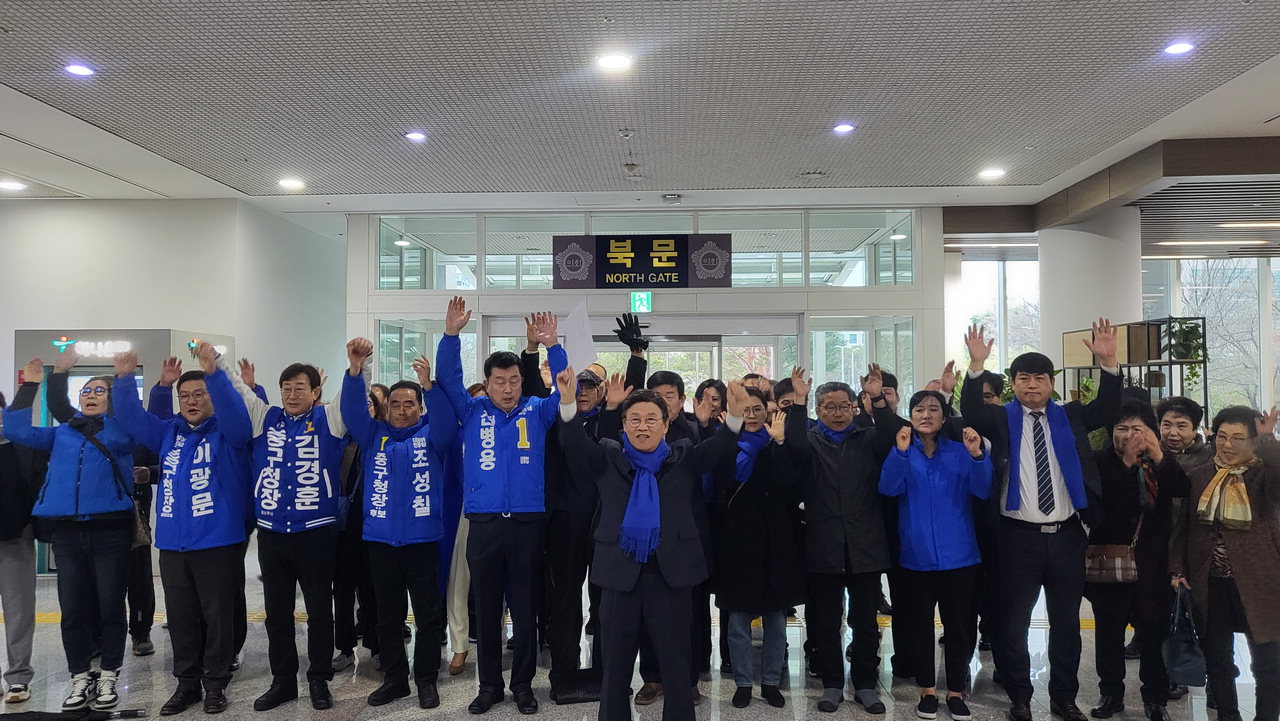 더불어민주당 대전 중구당원들이 22일 대전시의회 1층 로비에서 22대 총선과 대전 중구청장 재선거와 관련해 성명서를 발표하고 있다. /황인제