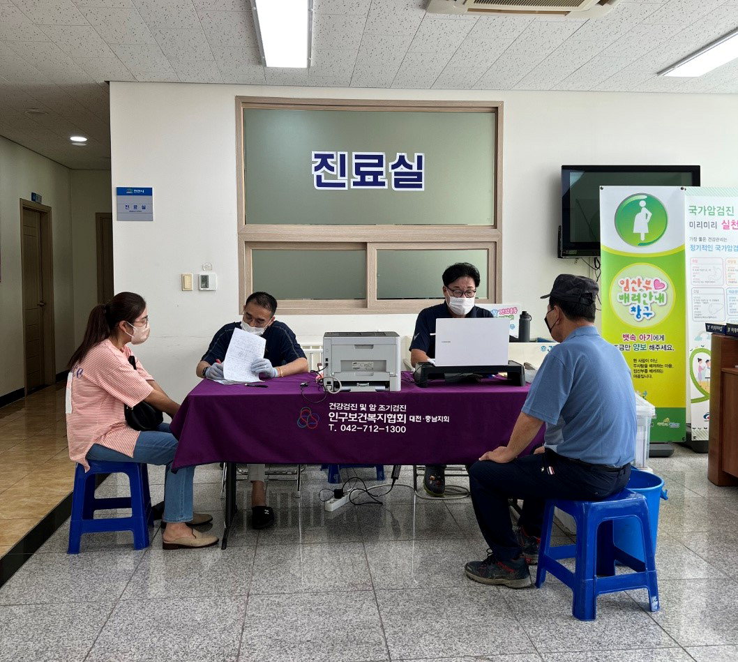 천안시보건소가 읍면 의료취약지역에 찾아가는 무료 이동검진을 실시하고 있다./천안시
