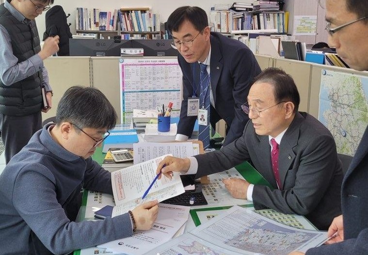 박상돈(오른쪽) 천안시장이 지난 22일 국토교통부를 방문해 지역 현안에 대한 협조를 요청하고 있다. / 천안시