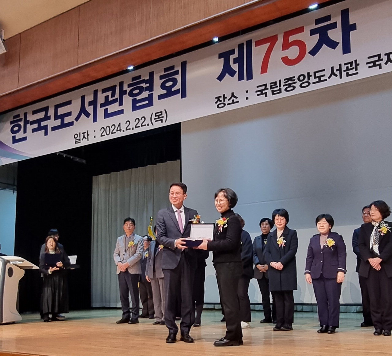 문현주 천안시 중앙도서관장이 지난 22일 제56회 한국도서관상을 수상하고 있다./천안시