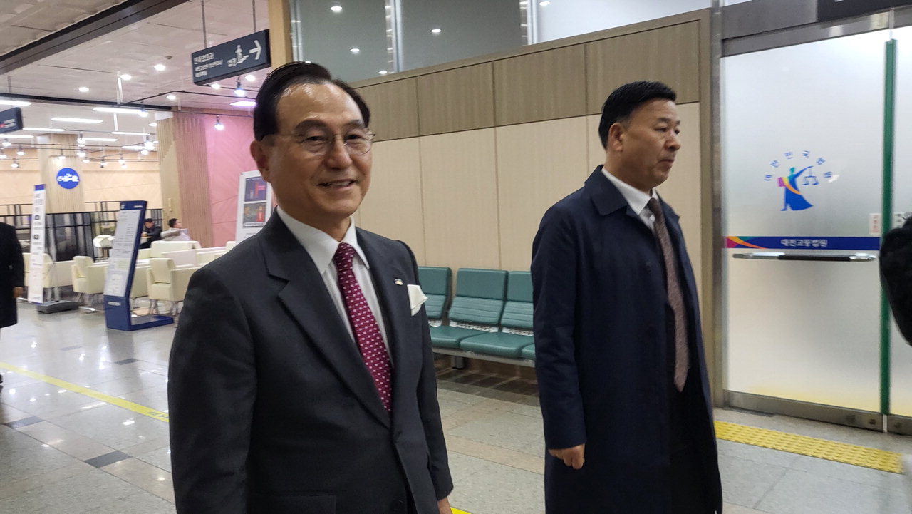 23일 박상돈 천안시장이 대전고등법원에 도착해 법정으로 들어가고 있다. / 황인제
