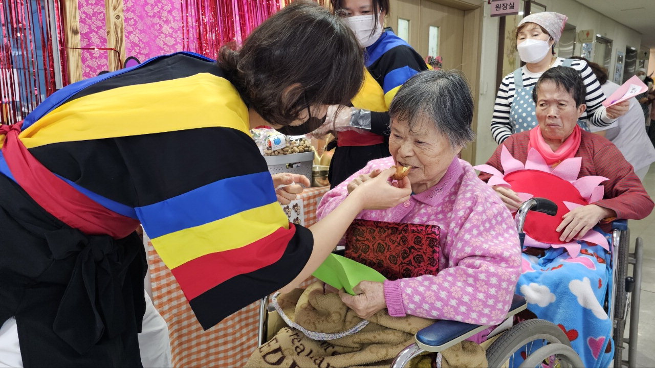 증평노인전문요양원이 23일 정월대보름 행사로 '기억을 걷는 시간Ⅱ'프로그램을 진행했다.