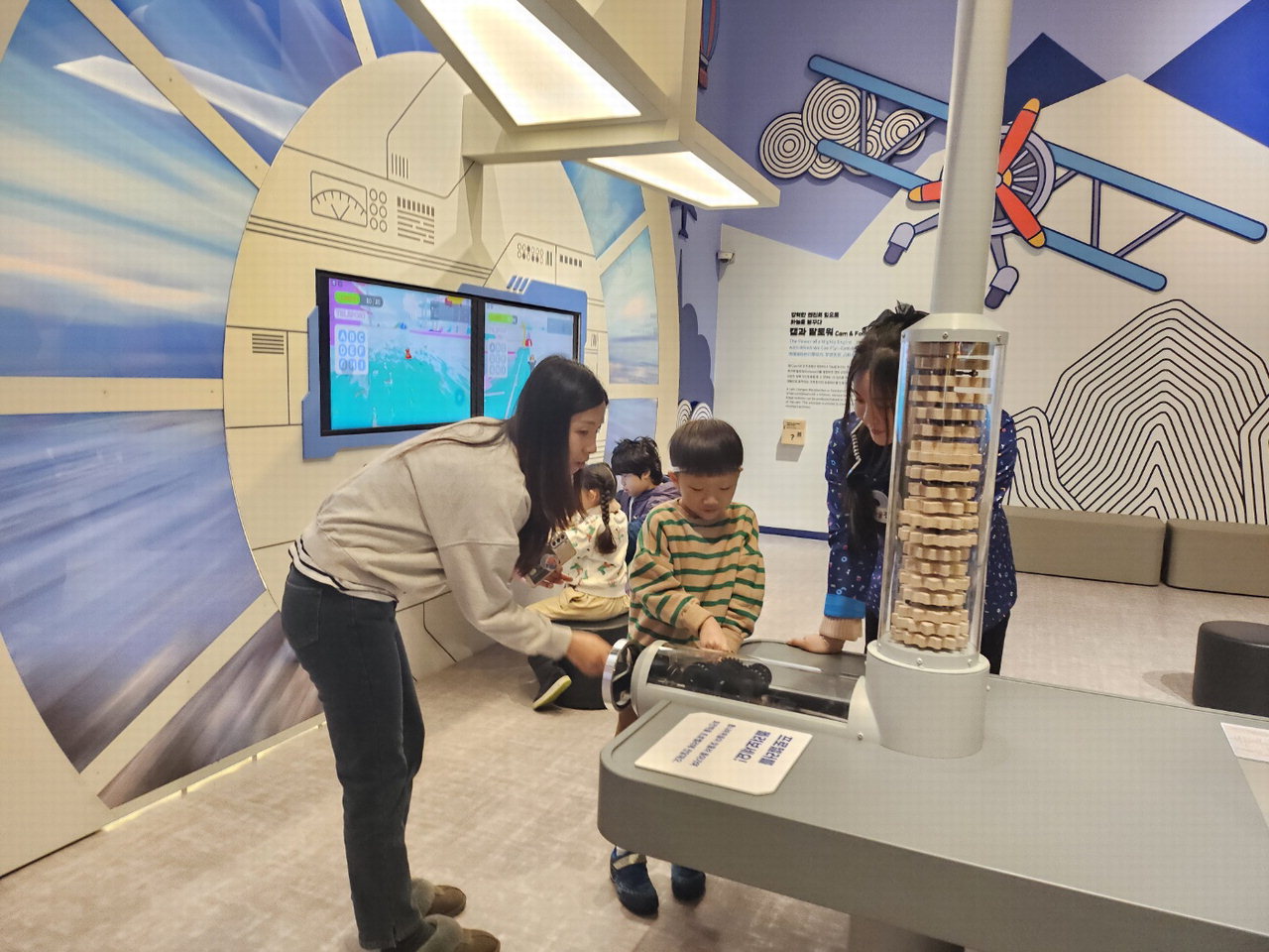 국립어린이박물관을 찾은 어린이들이 체험활동을 하고 있는 모습. /신서희